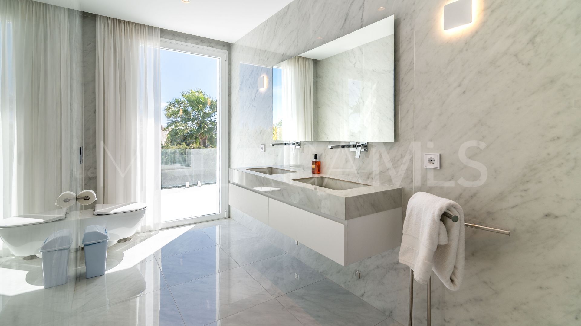 Villa for sale in Nueva Andalucia
