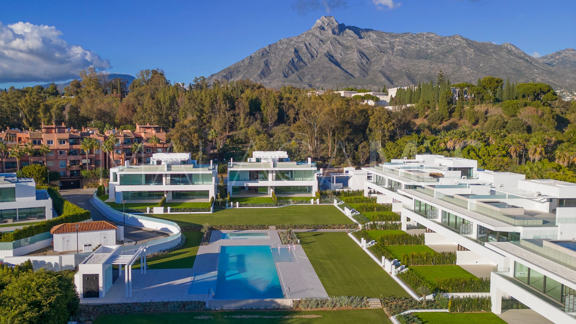 Parvilla for sale in Marbella Golden Mile