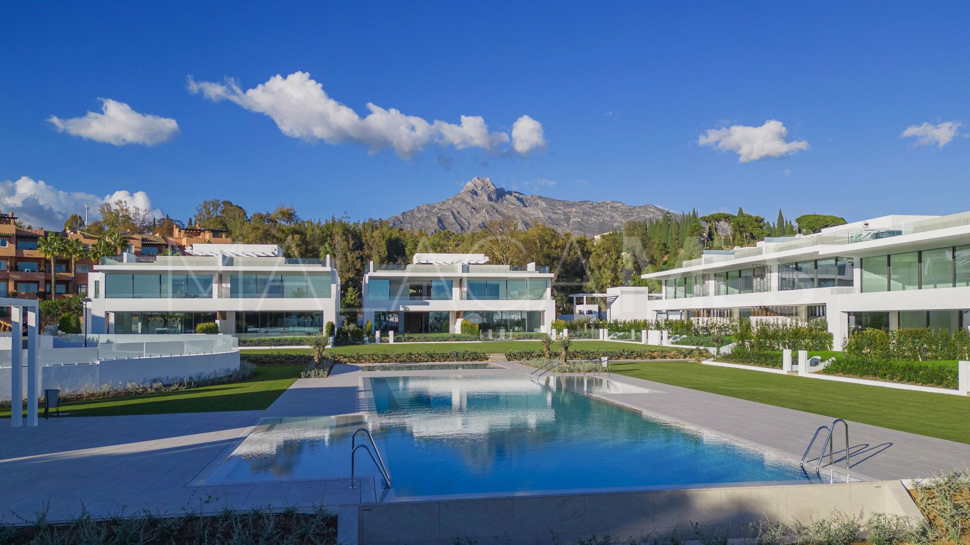 Villa jumelée for sale in Marbella Golden Mile