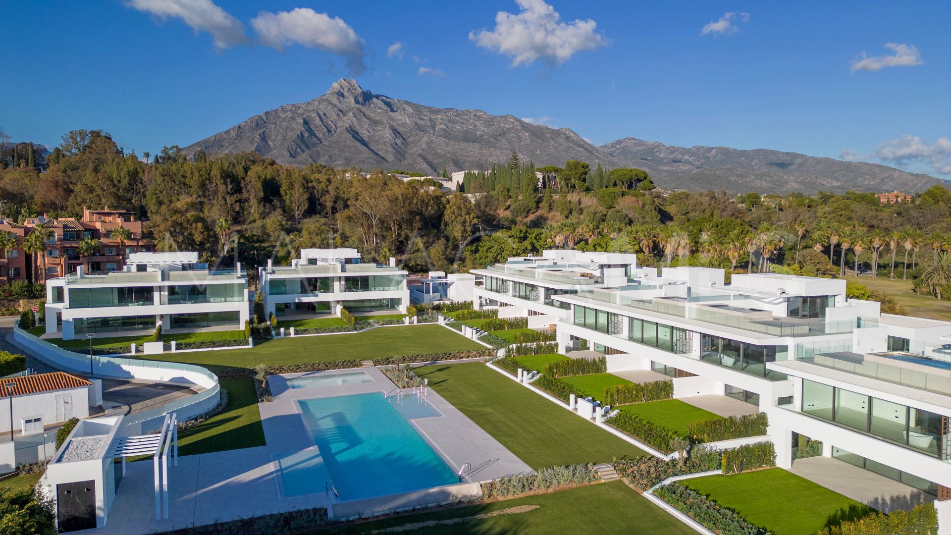 Villa jumelée for sale in Marbella Golden Mile