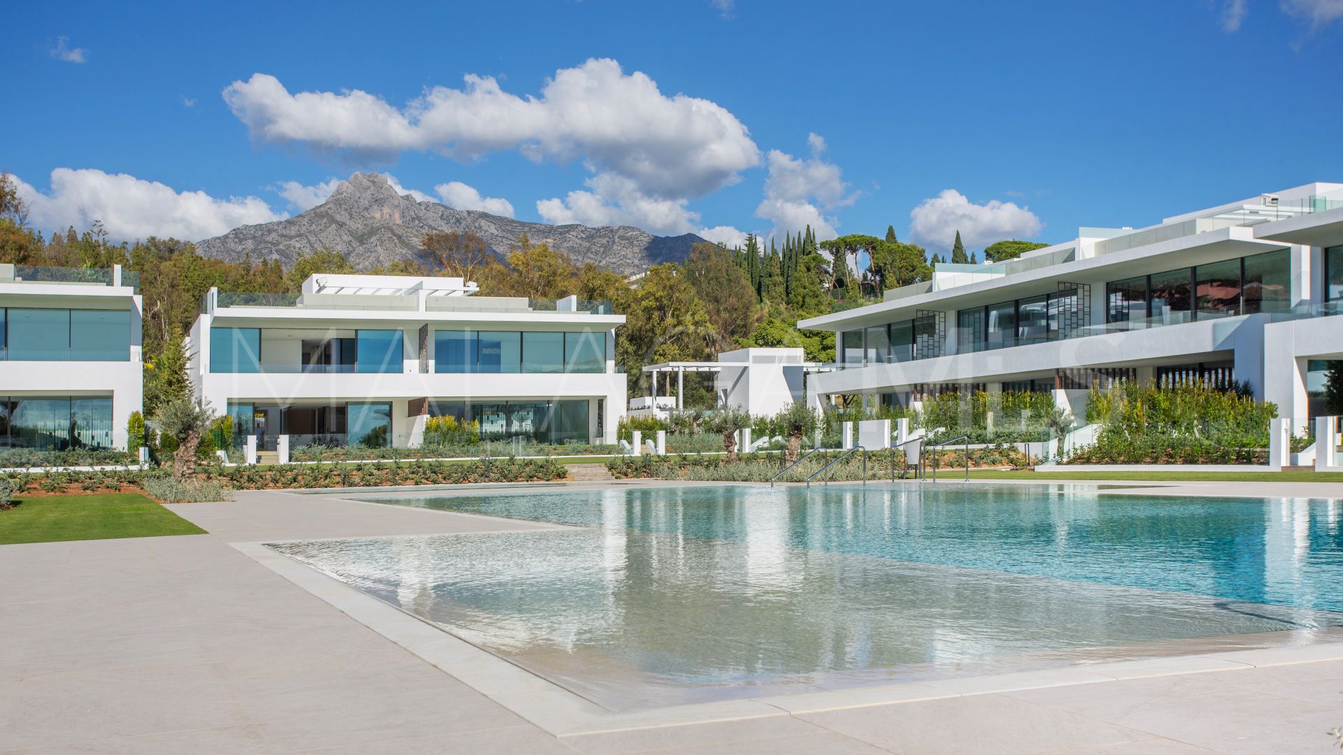 Villa jumelée for sale in Marbella Golden Mile