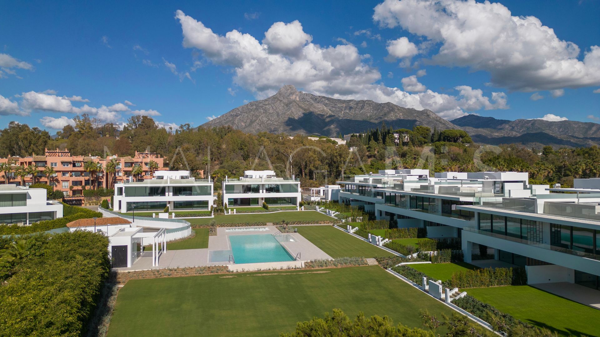 Villa jumelée for sale in Marbella Golden Mile