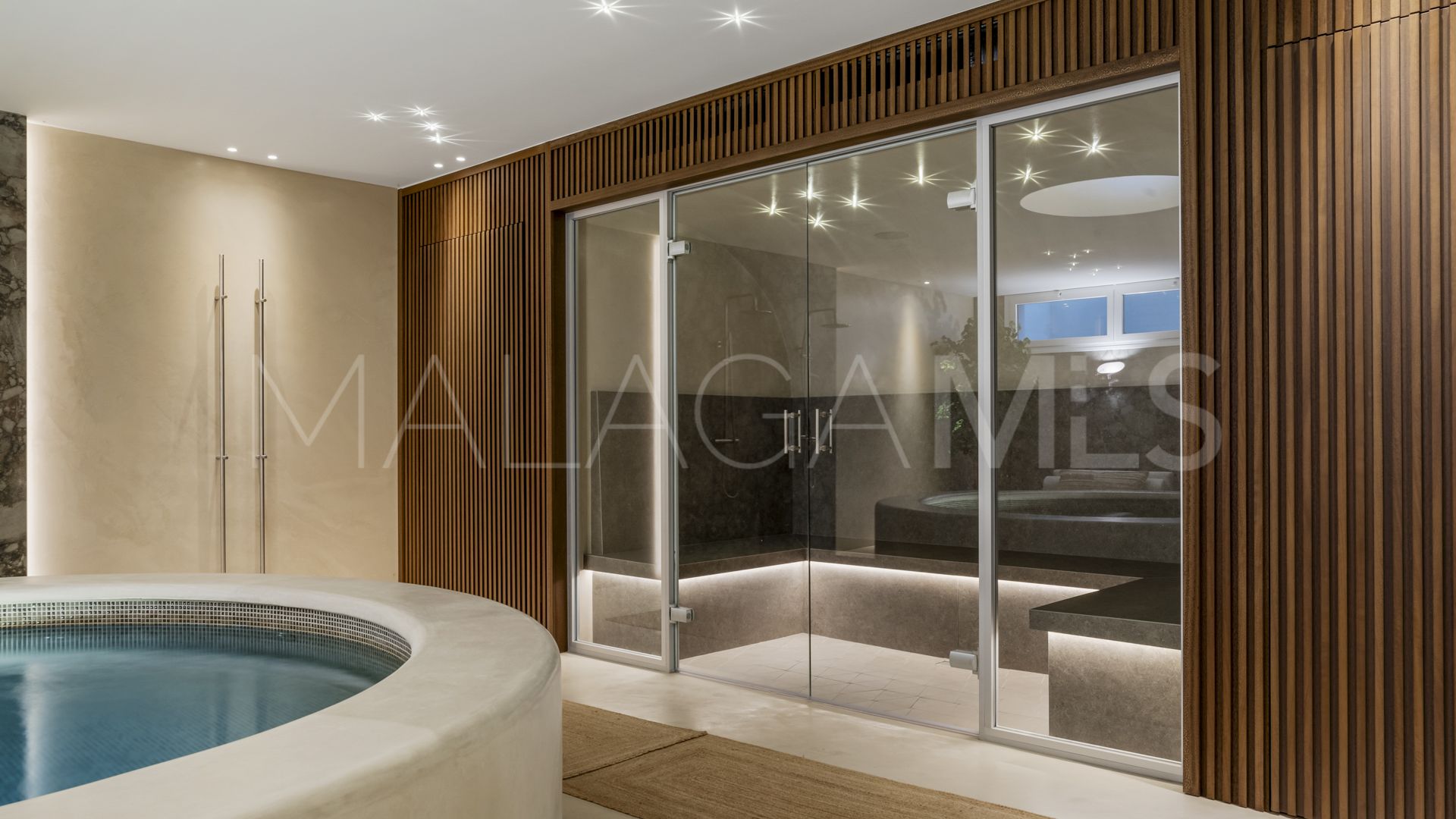 Villa for sale in Nueva Andalucia