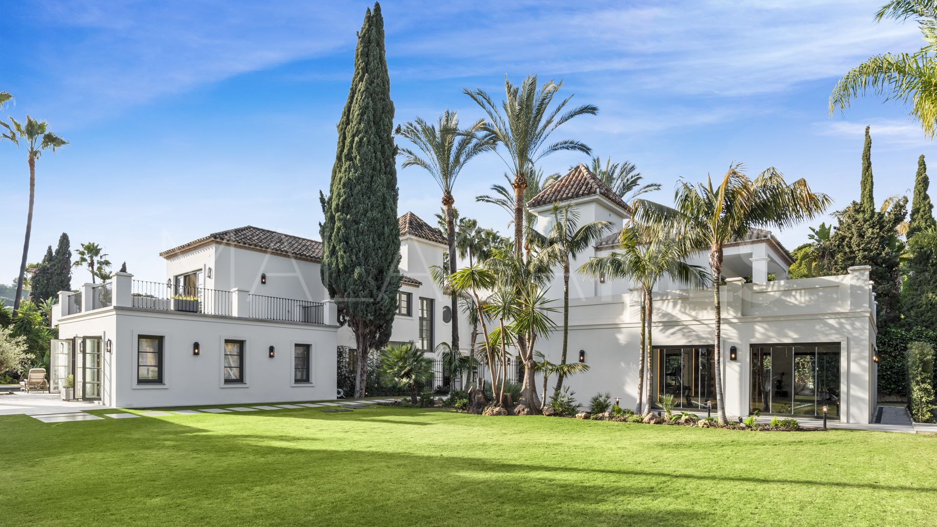 Villa for sale in Nueva Andalucia