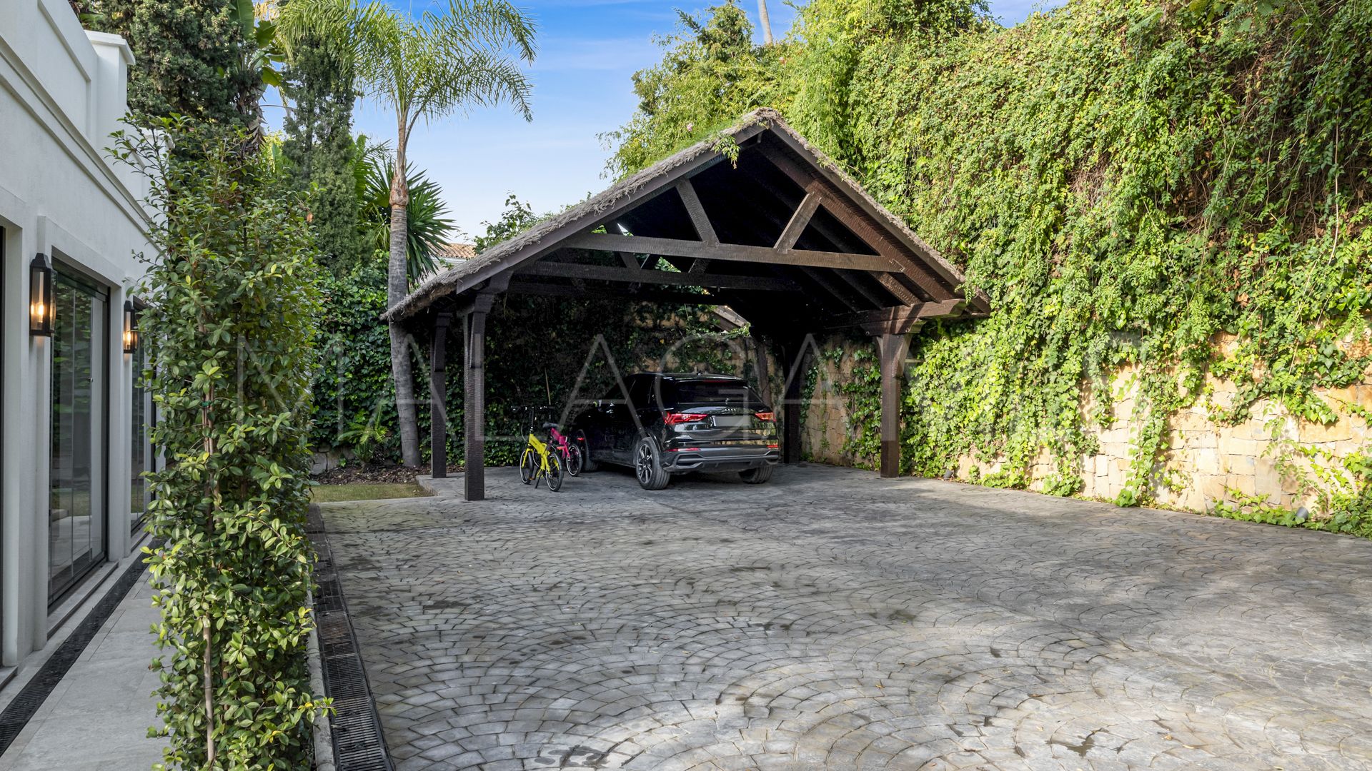 Villa for sale in Nueva Andalucia