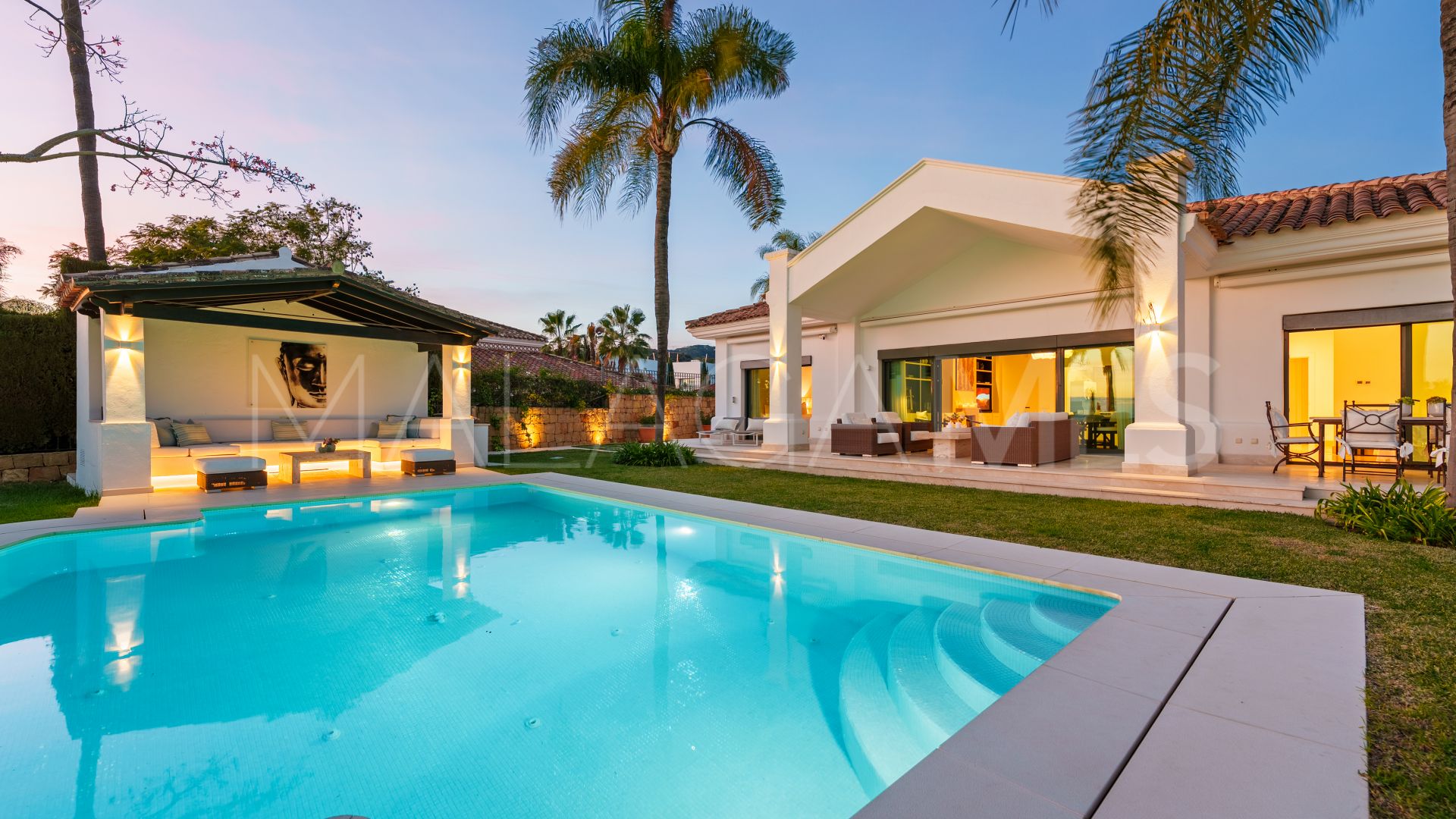 Villa for sale in Nueva Andalucia