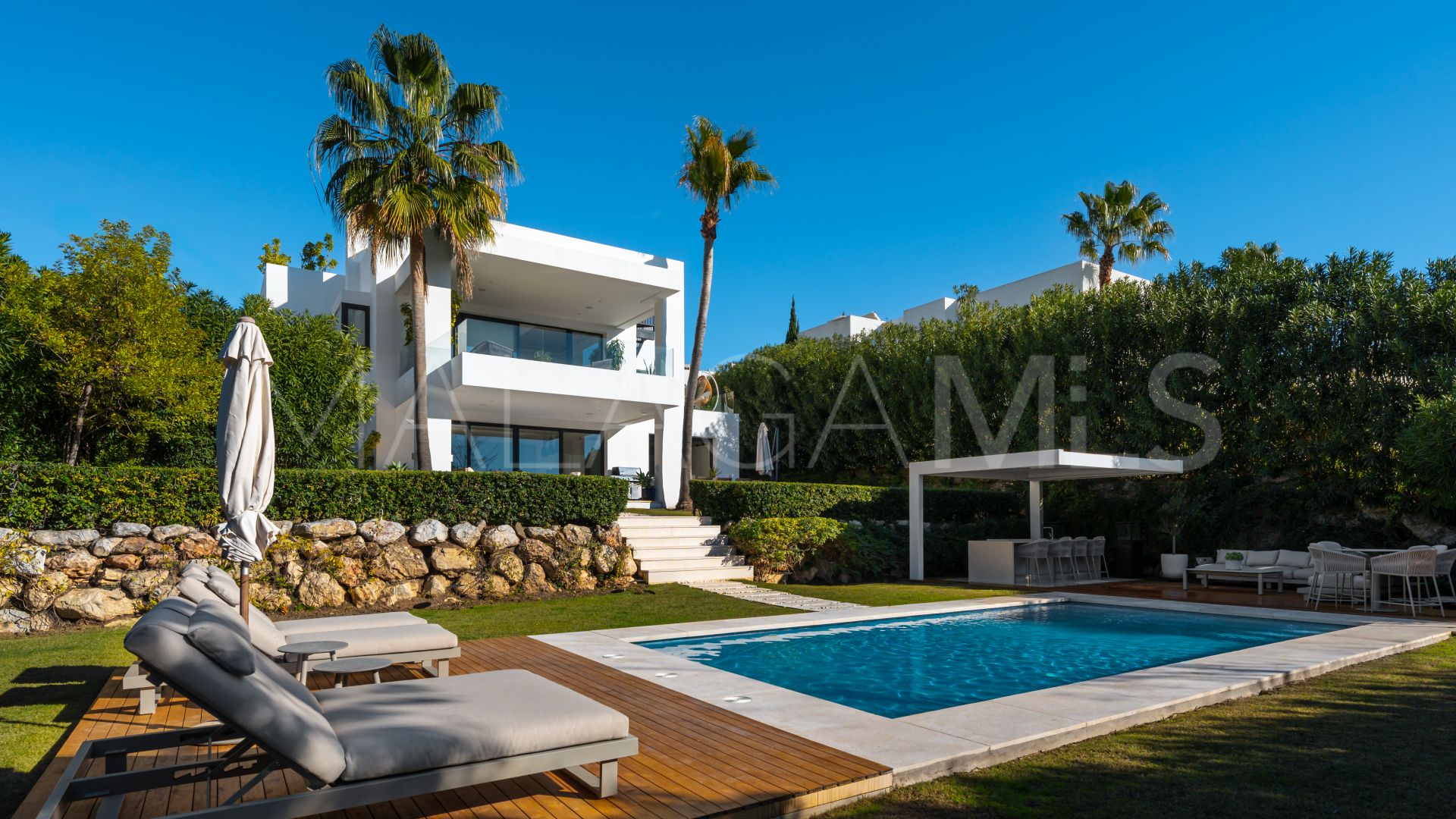 Villa for sale in Nueva Andalucia