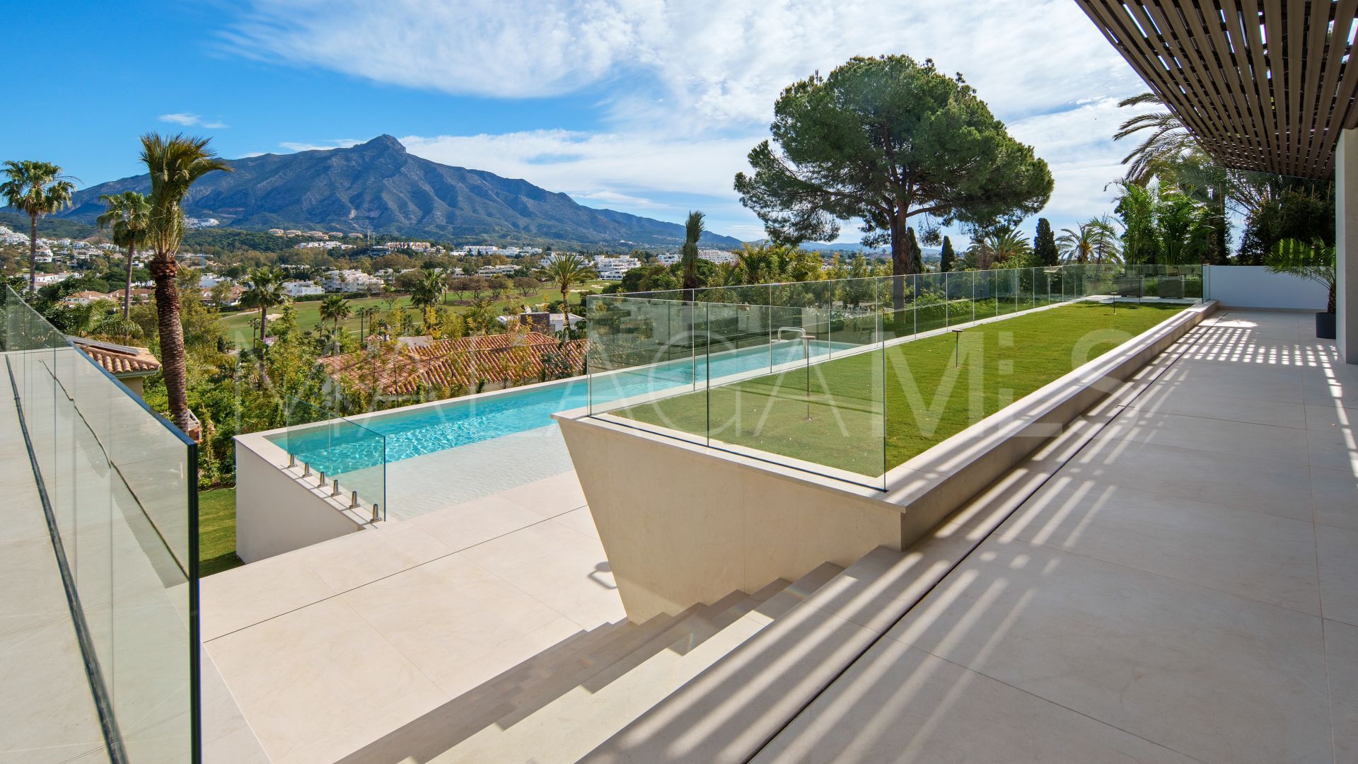 Buy Nueva Andalucia 5 bedrooms villa