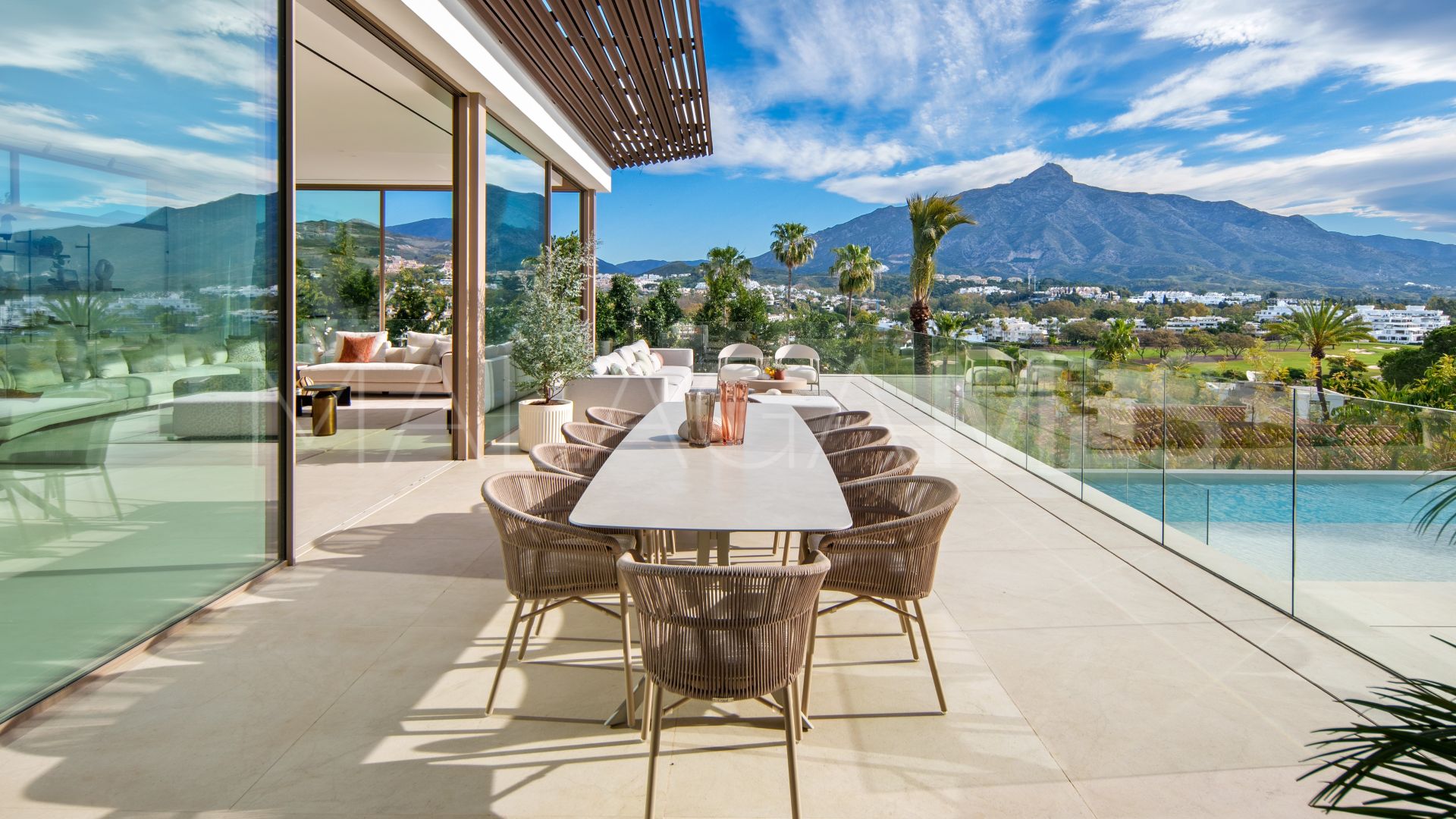 Villa for sale in Nueva Andalucia