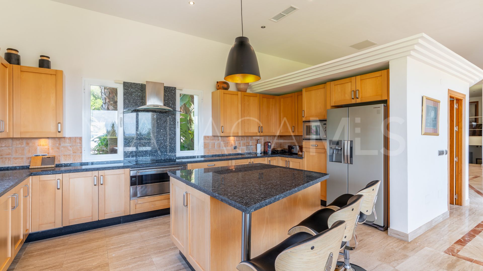 Buy villa in Puerto del Almendro with 5 bedrooms