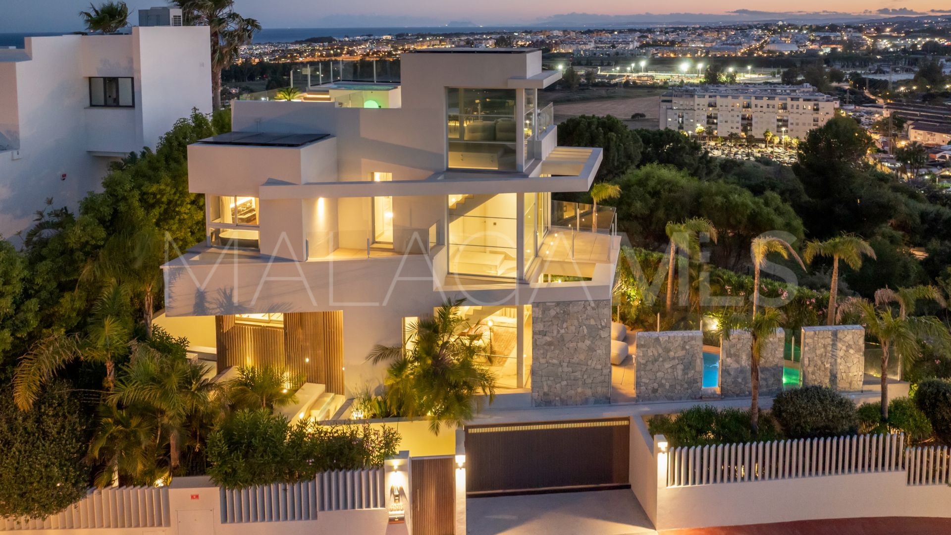 Villa for sale in Nueva Andalucia with 4 bedrooms