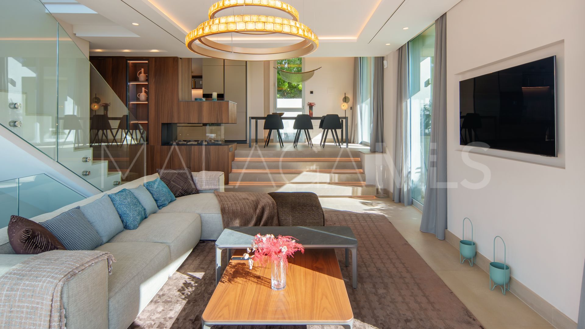Villa for sale in Nueva Andalucia with 4 bedrooms