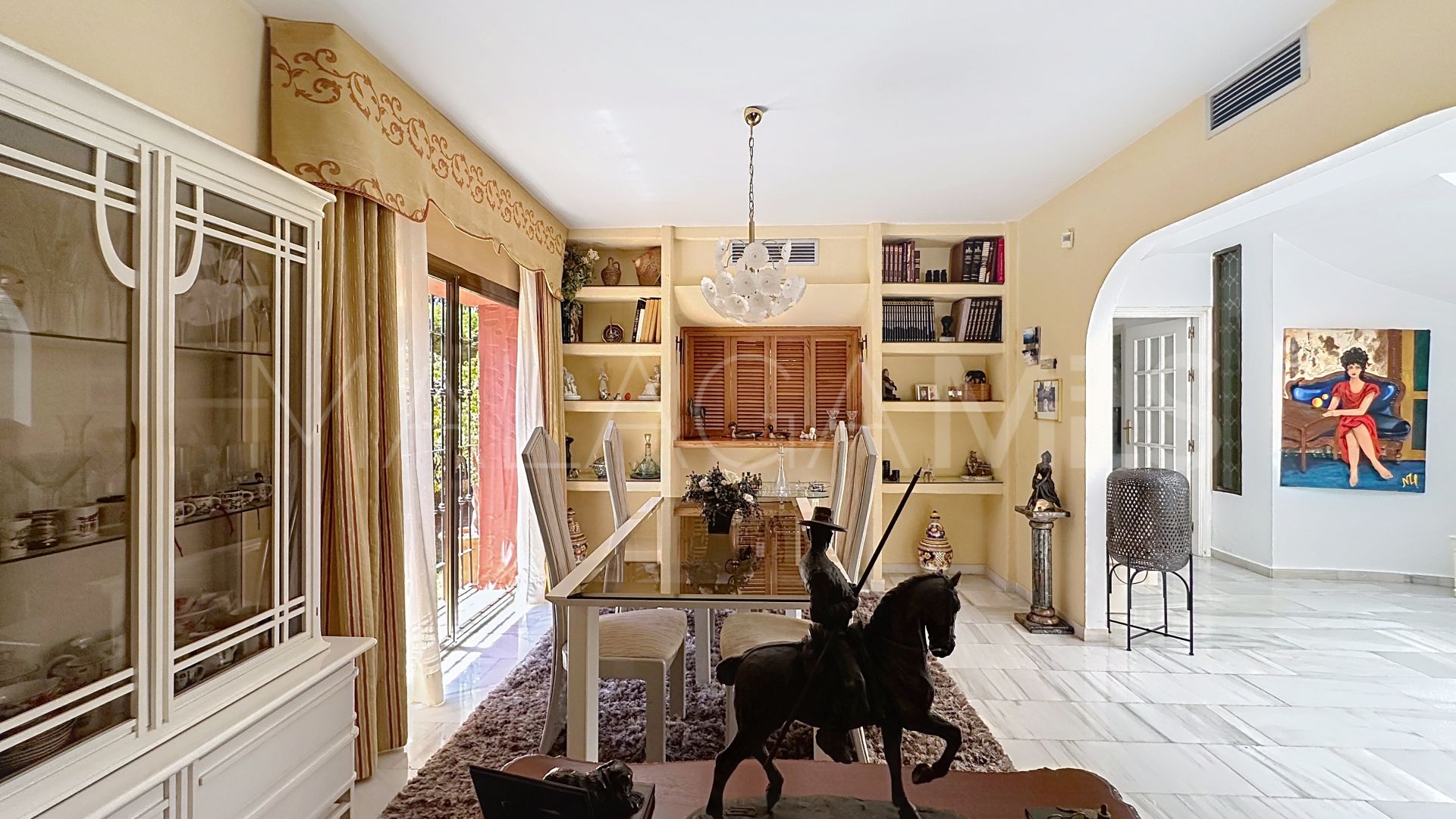 Villa for sale in Nueva Andalucia