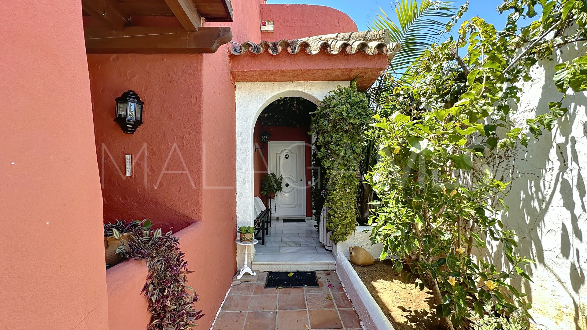 Villa for sale in Nueva Andalucia