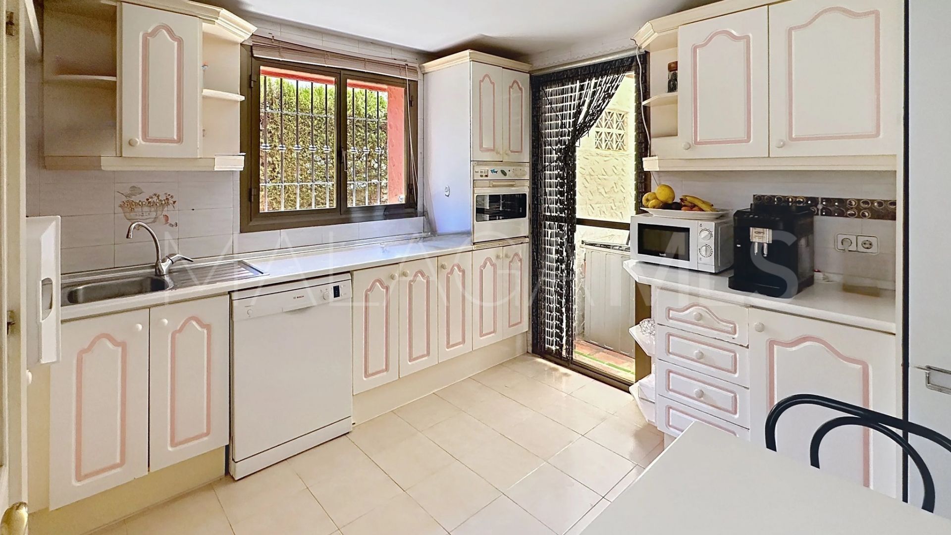 Villa for sale in Nueva Andalucia