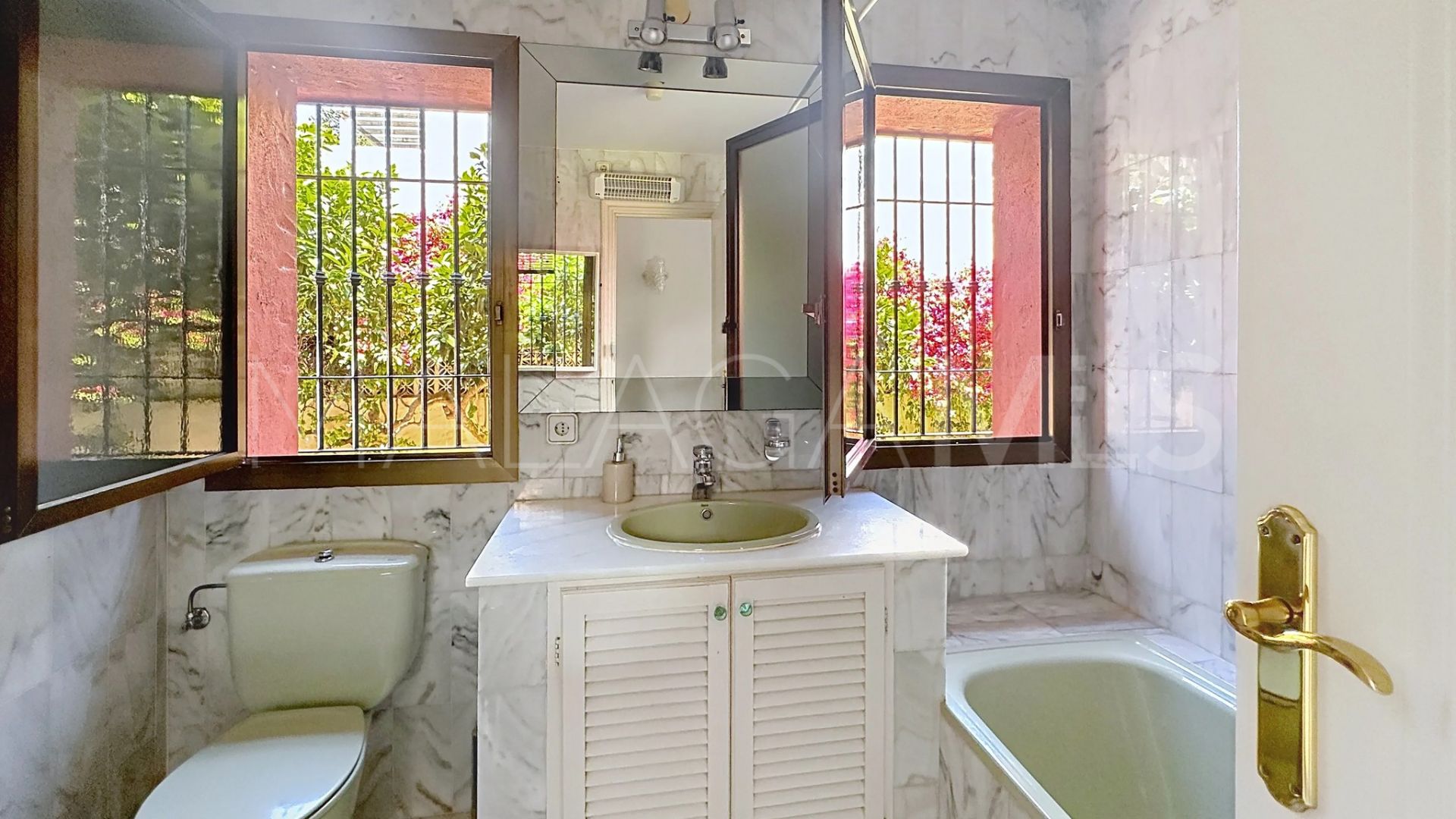 Villa for sale in Nueva Andalucia