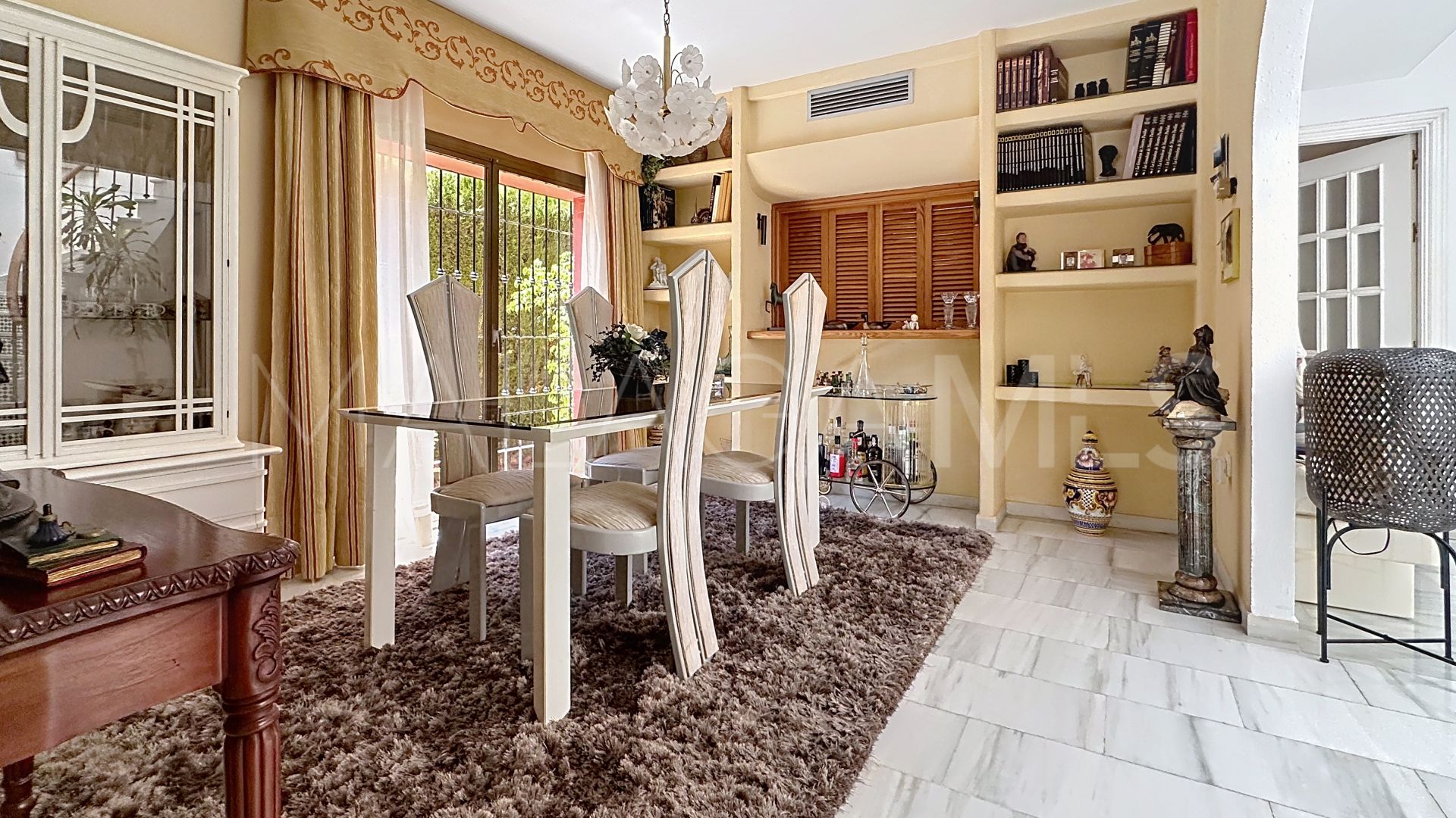 Villa for sale in Nueva Andalucia