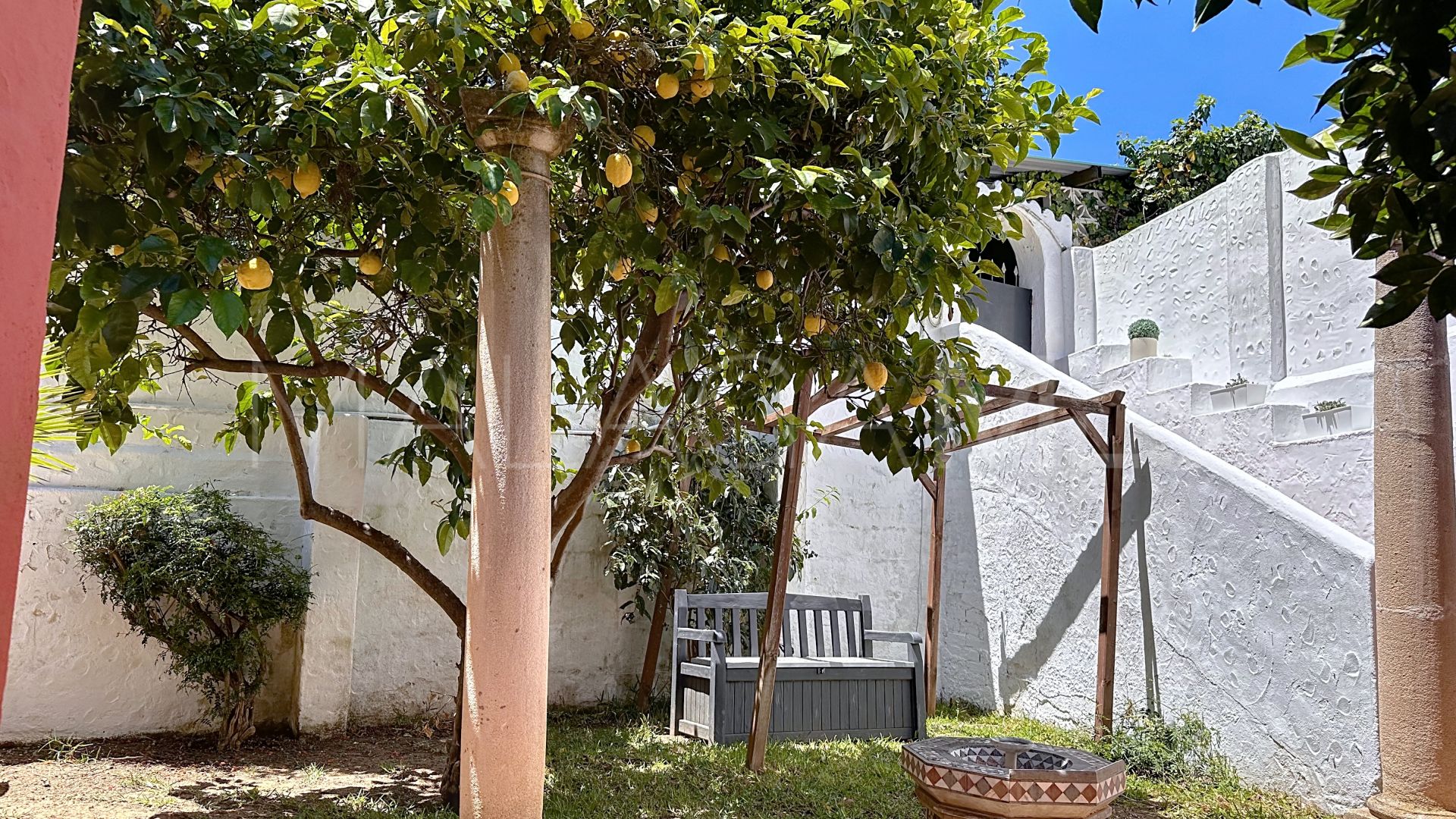 Villa for sale in Nueva Andalucia