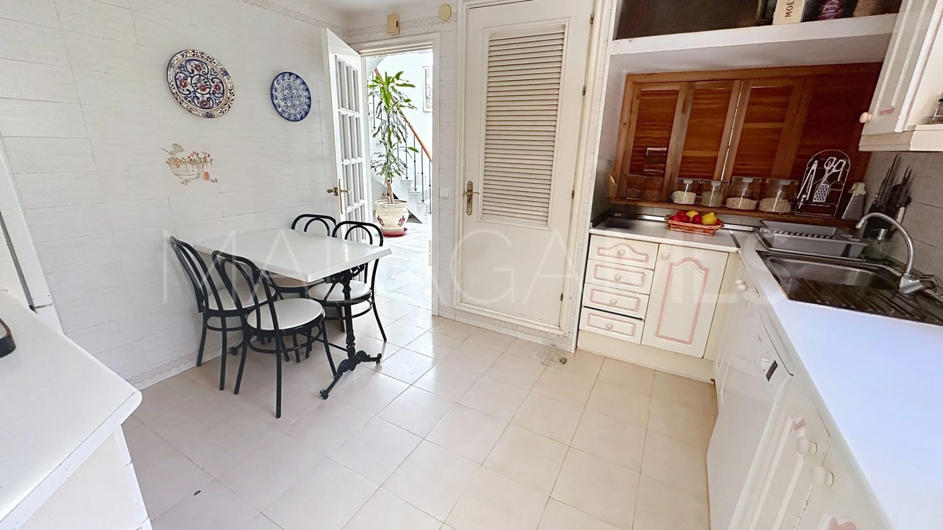 Villa for sale in Nueva Andalucia