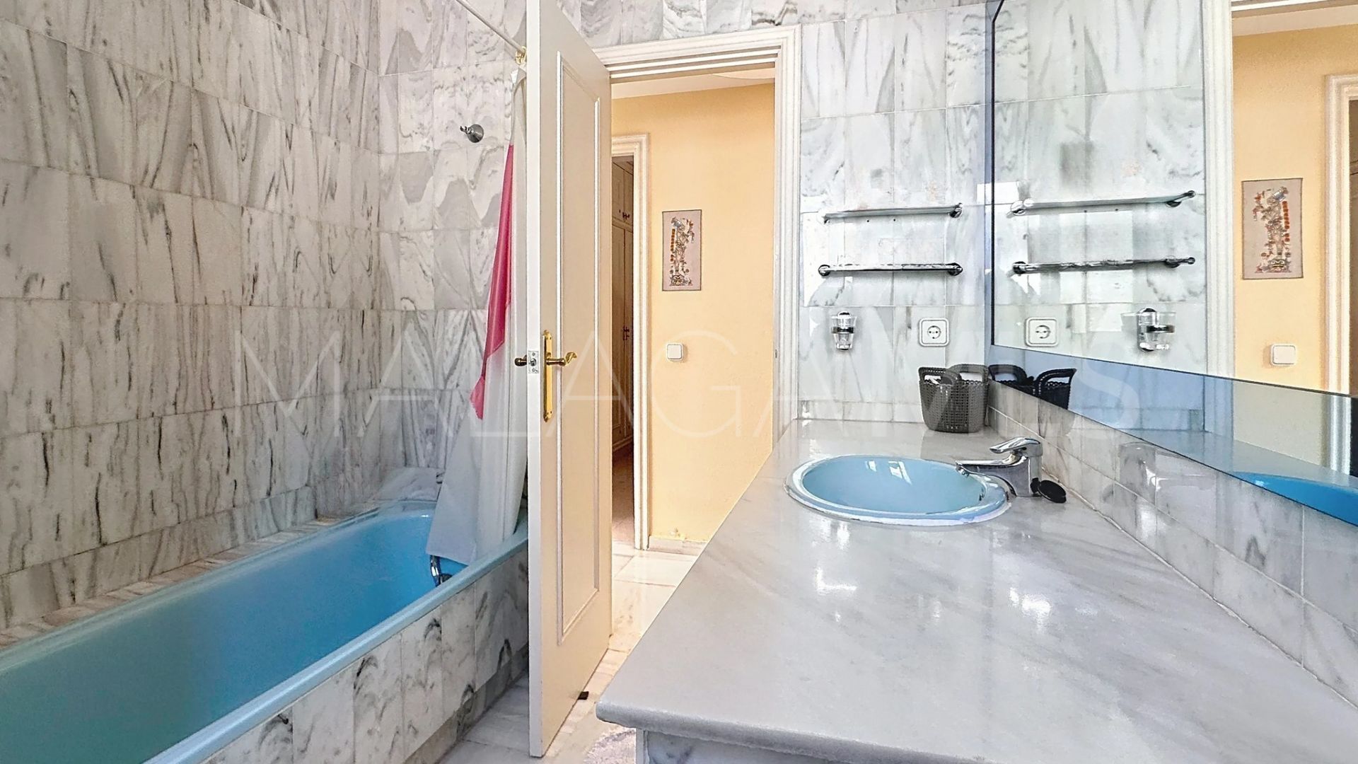 Villa for sale in Nueva Andalucia