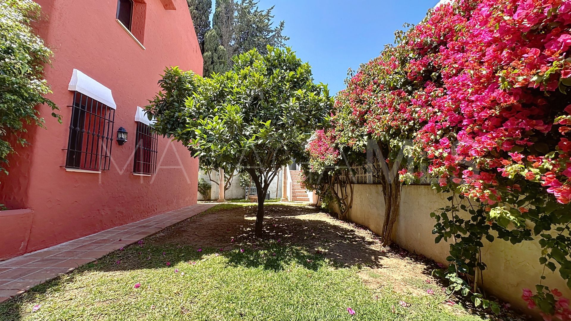 Villa for sale in Nueva Andalucia