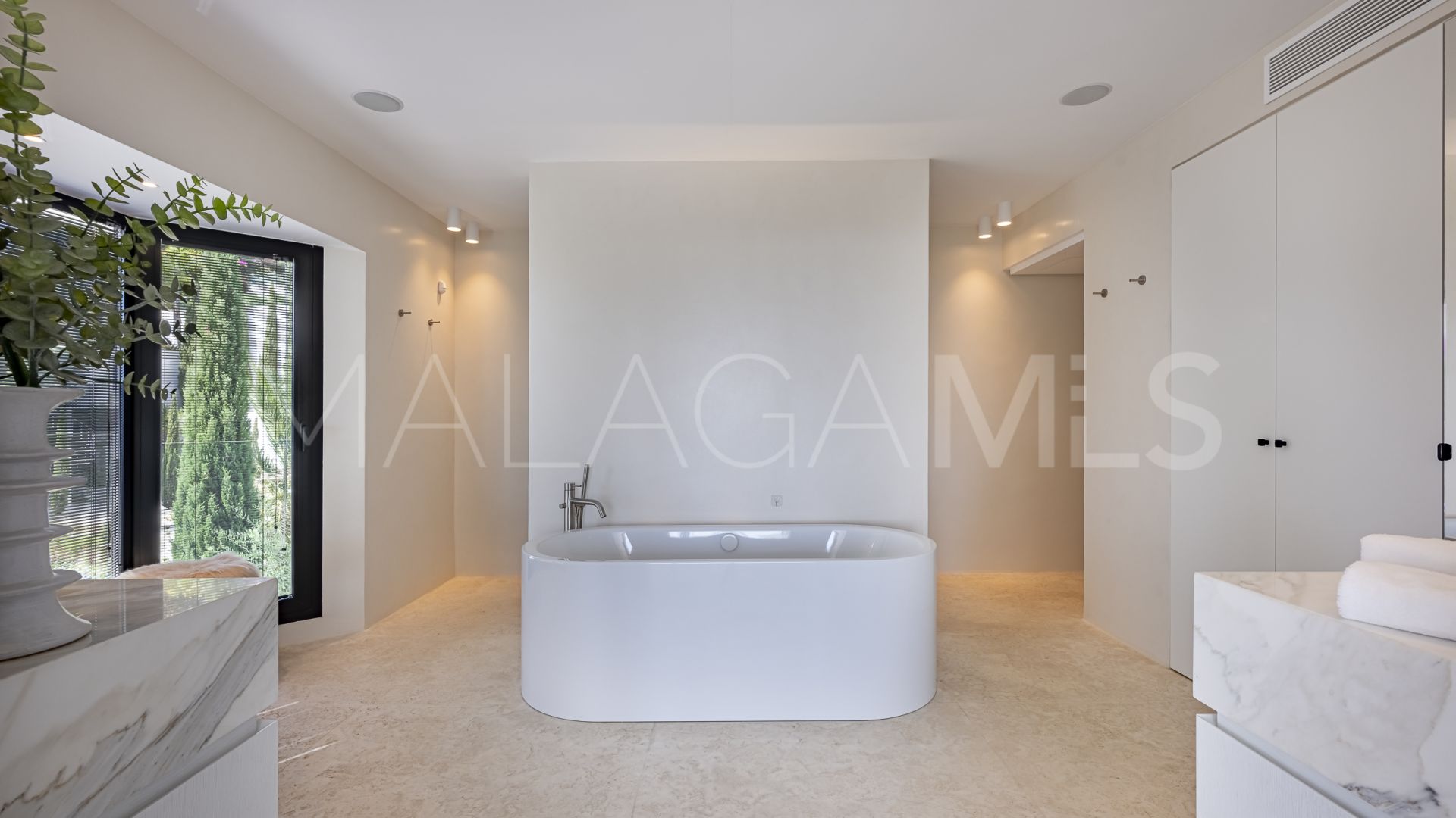 Villa for sale in Cascada de Camojan