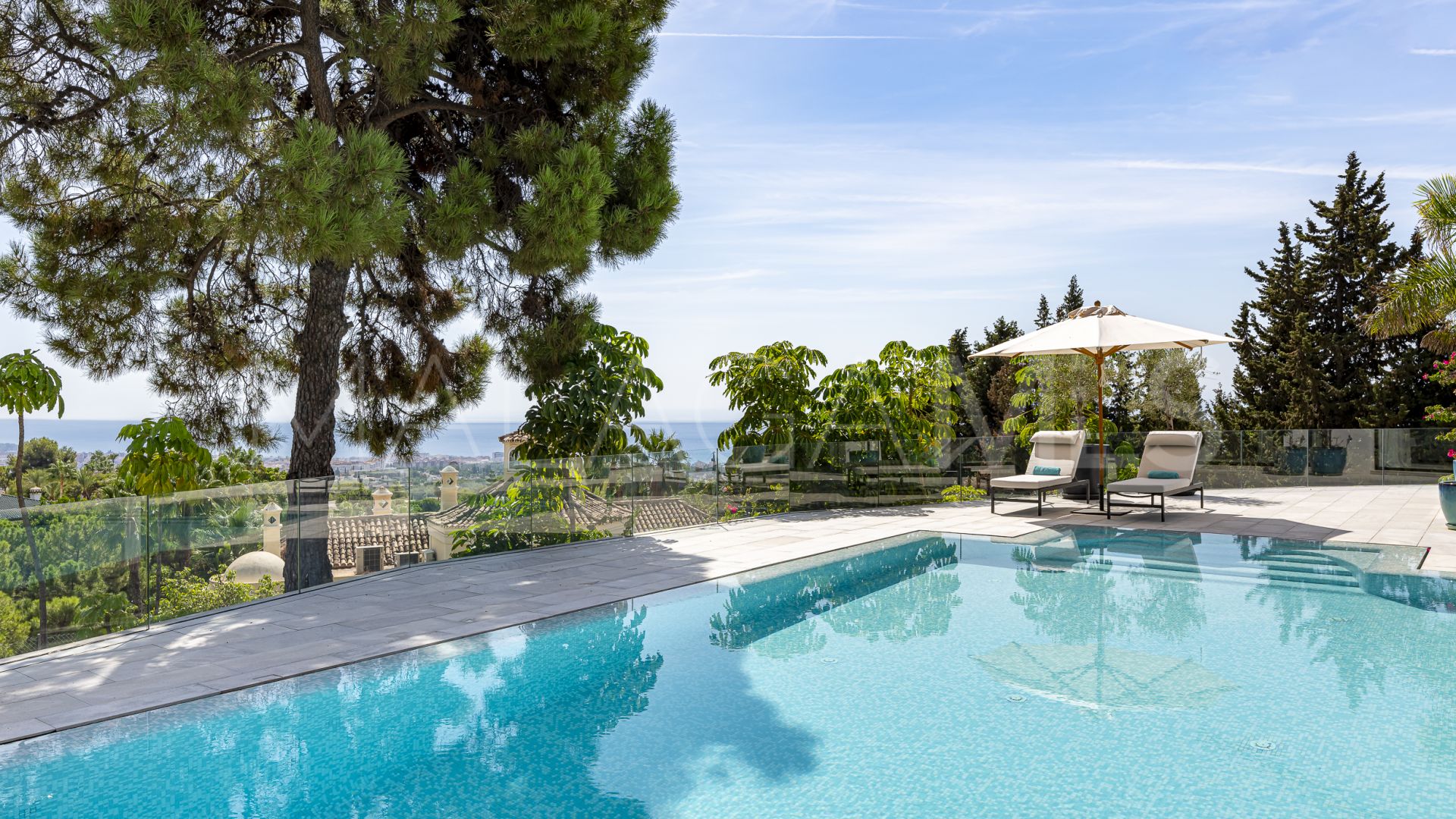 Villa for sale in Cascada de Camojan