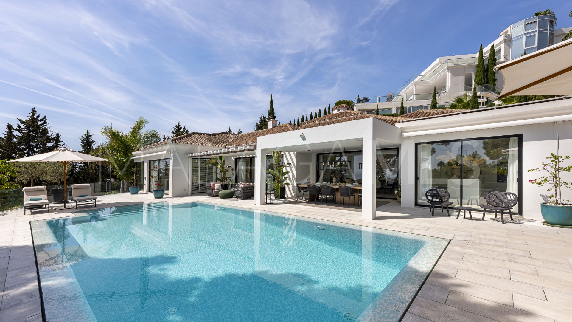 Villa for sale in Cascada de Camojan