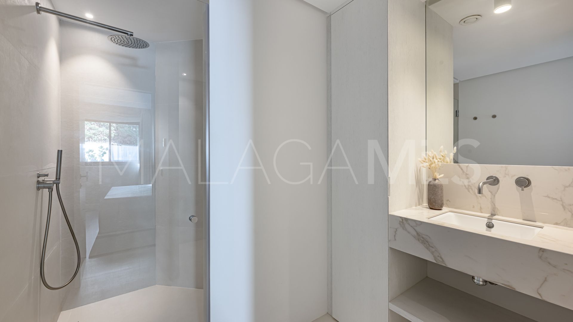 Villa for sale in Cascada de Camojan