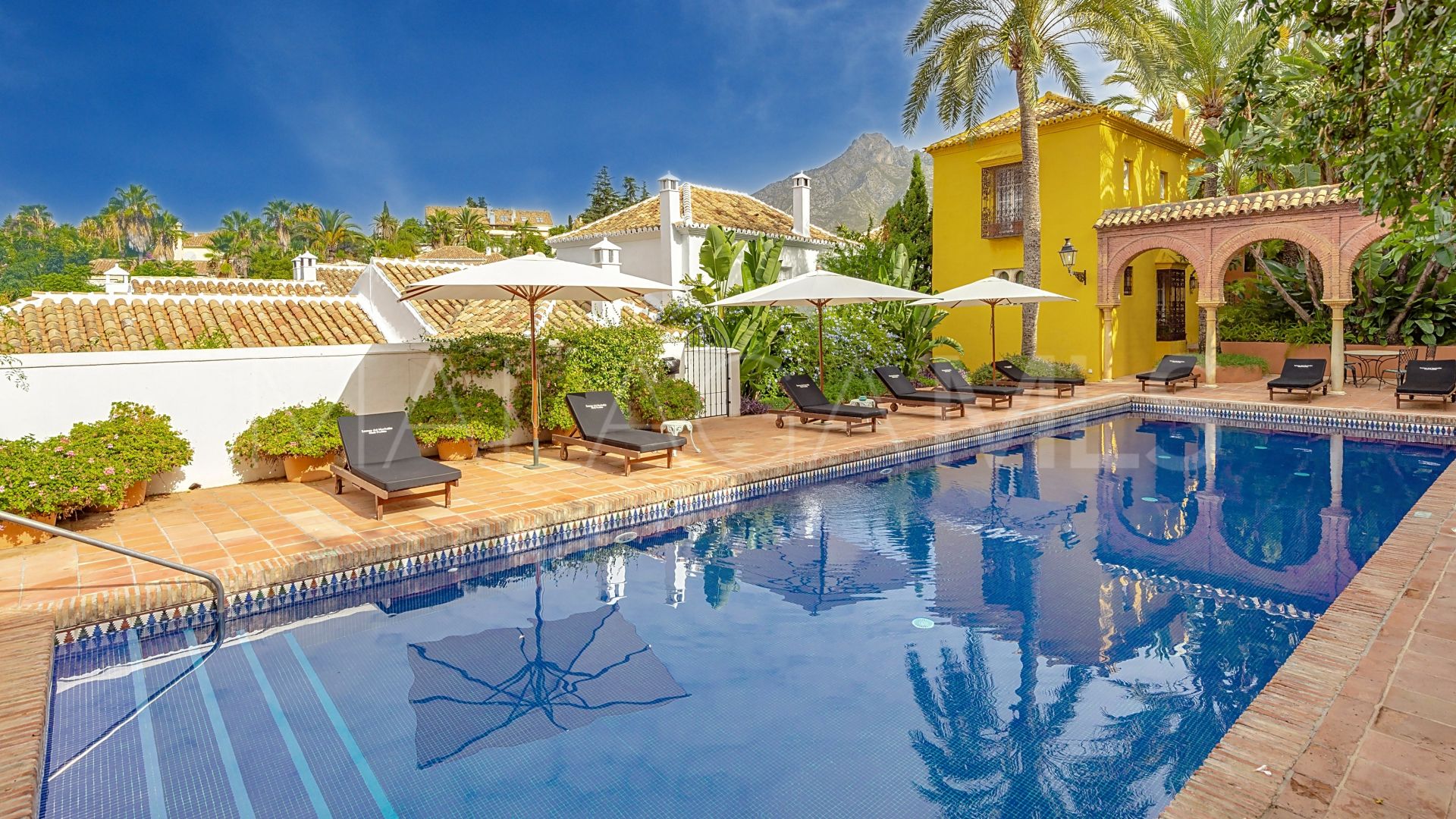 Hus i byn for sale in Las Lomas del Marbella Club