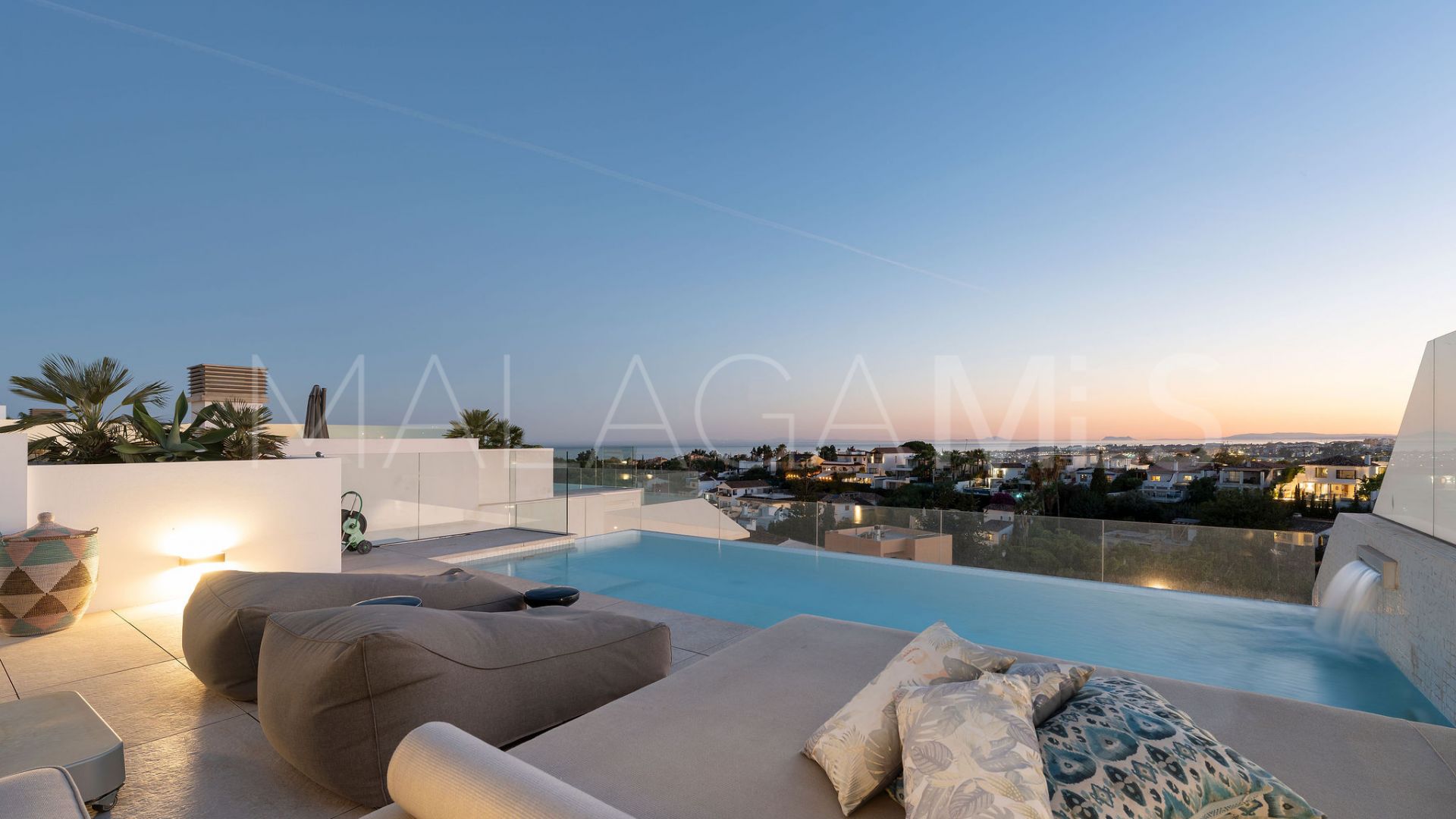 Villa for sale in Nueva Andalucia
