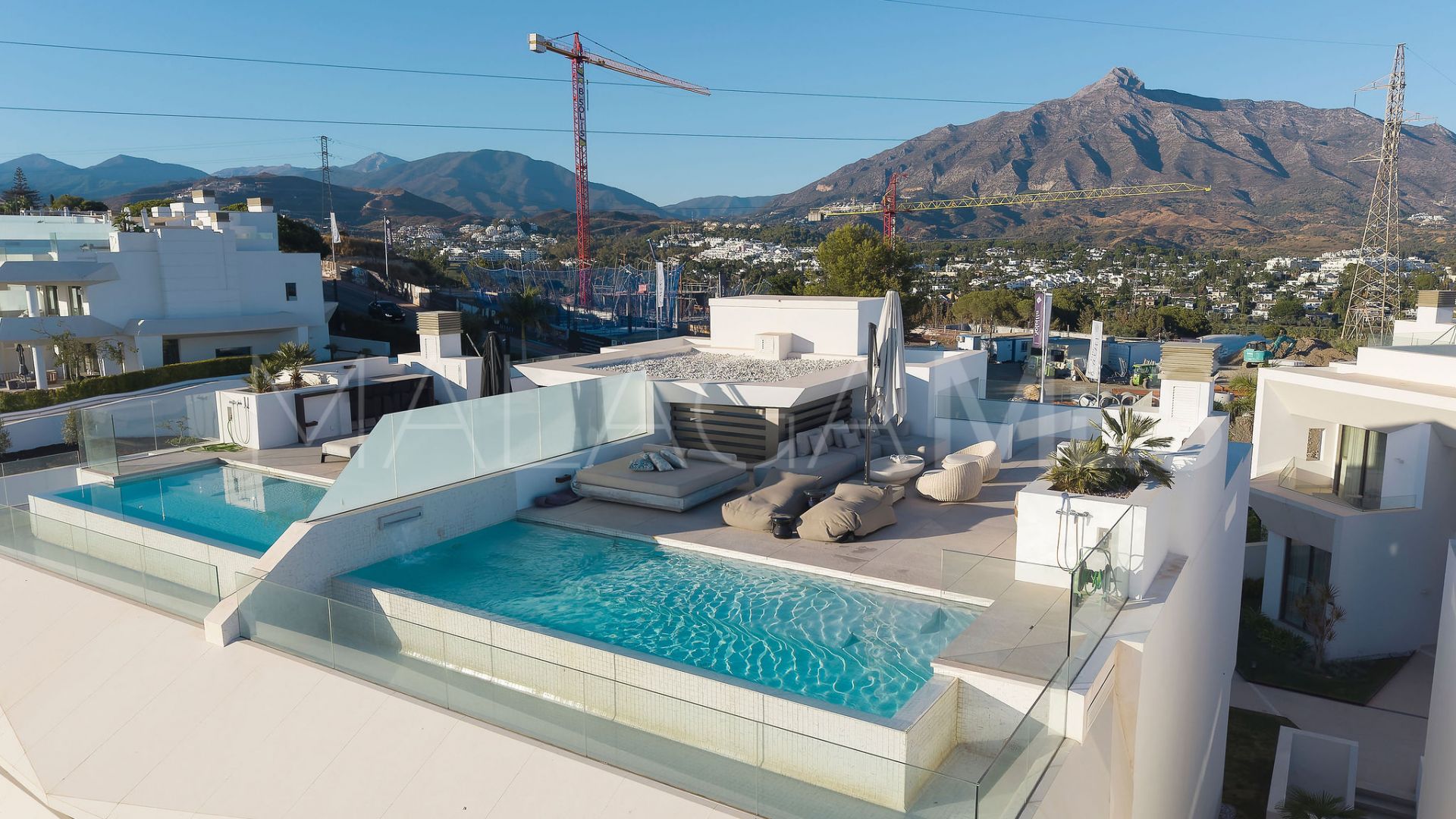 Villa for sale in Nueva Andalucia