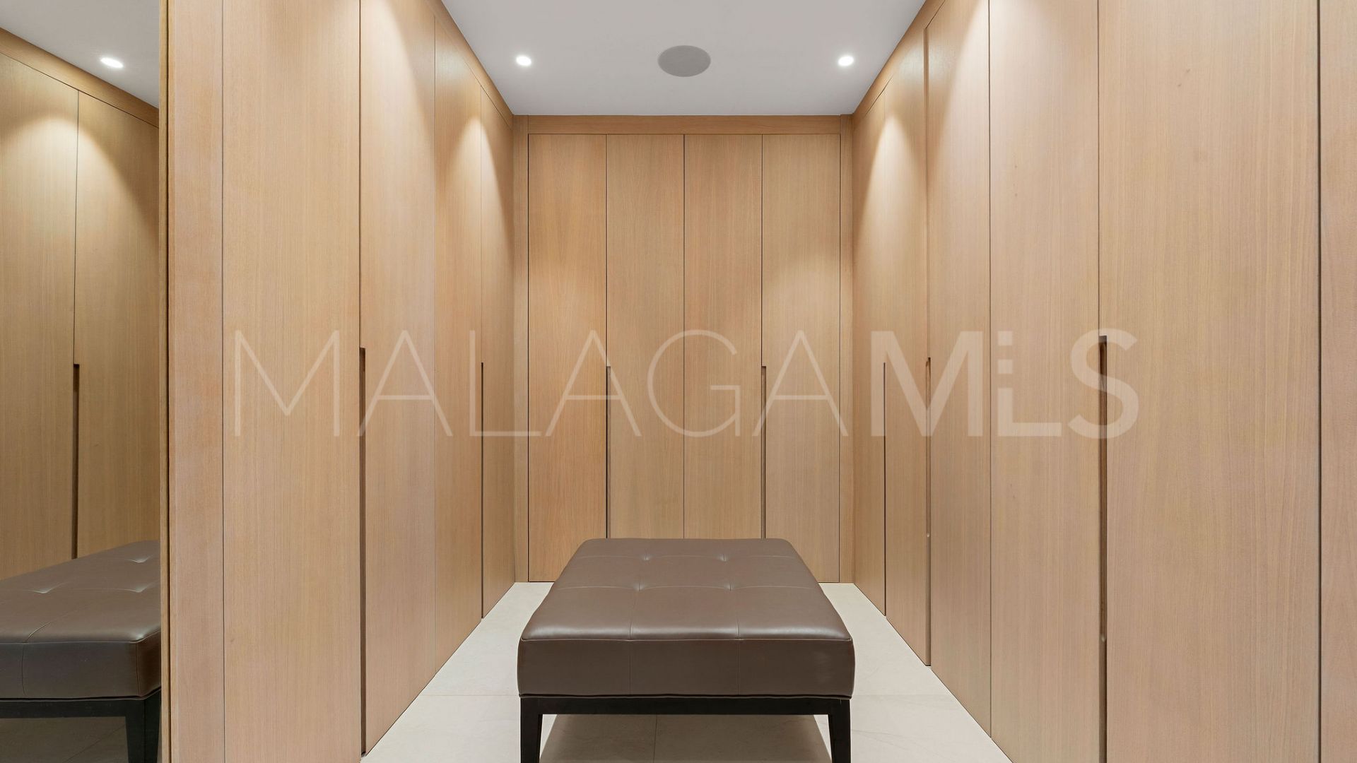 Villa for sale in Nueva Andalucia