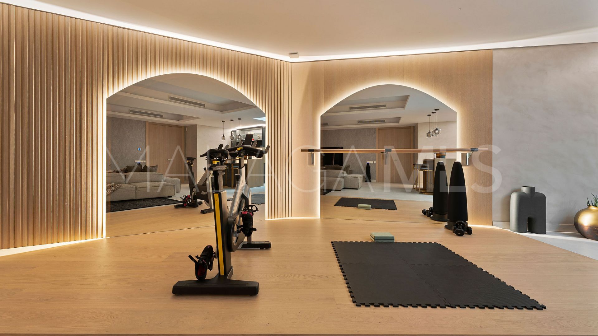 Villa for sale in Nueva Andalucia