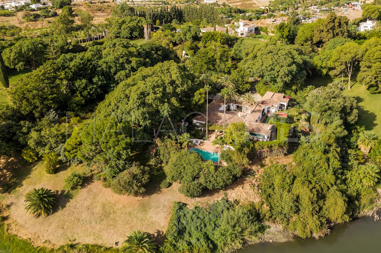 Villa for sale in Benahavis