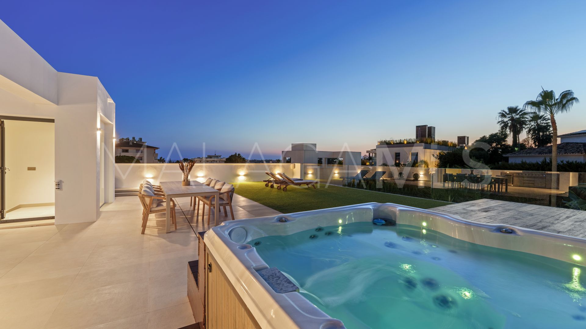 For sale villa with 5 bedrooms in Nueva Andalucia