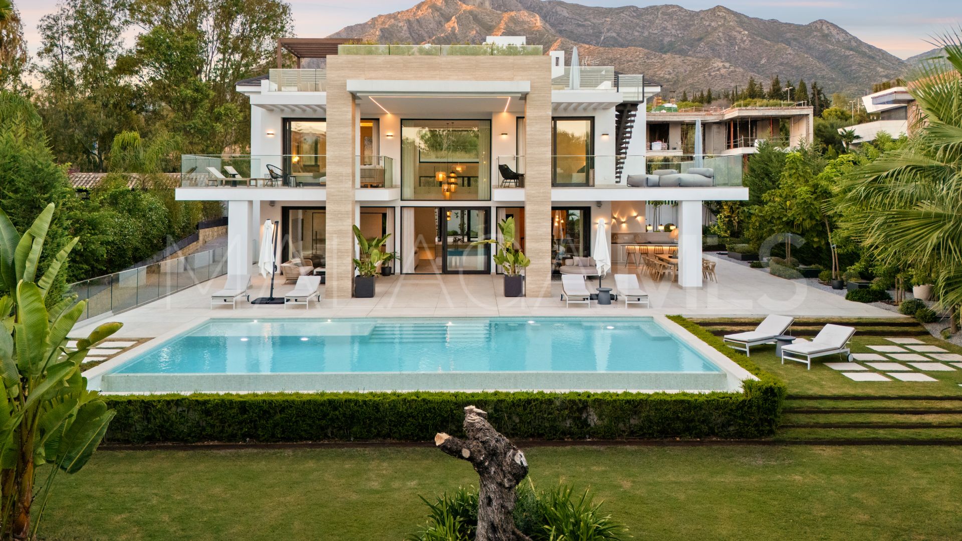 6 bedrooms villa in Altos de Puente Romano for sale
