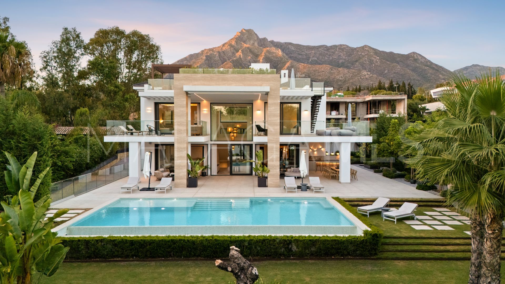 6 bedrooms villa in Altos de Puente Romano for sale
