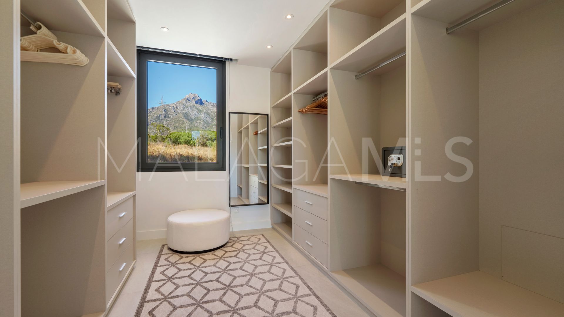 6 bedrooms villa in Altos de Puente Romano for sale