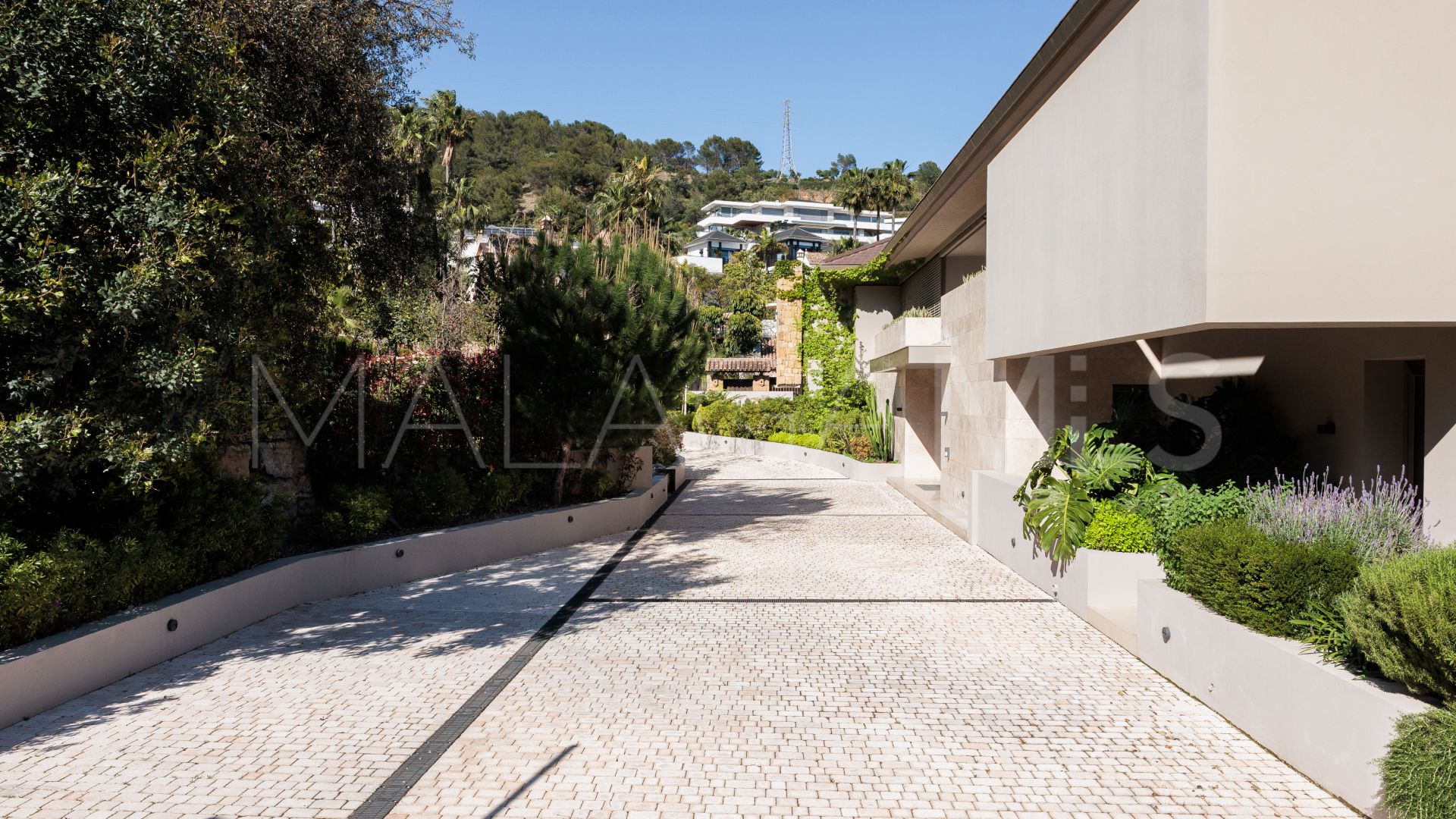 Villa for sale in Cascada de Camojan