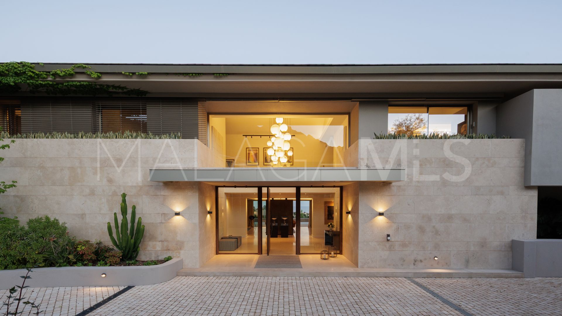Villa for sale in Cascada de Camojan