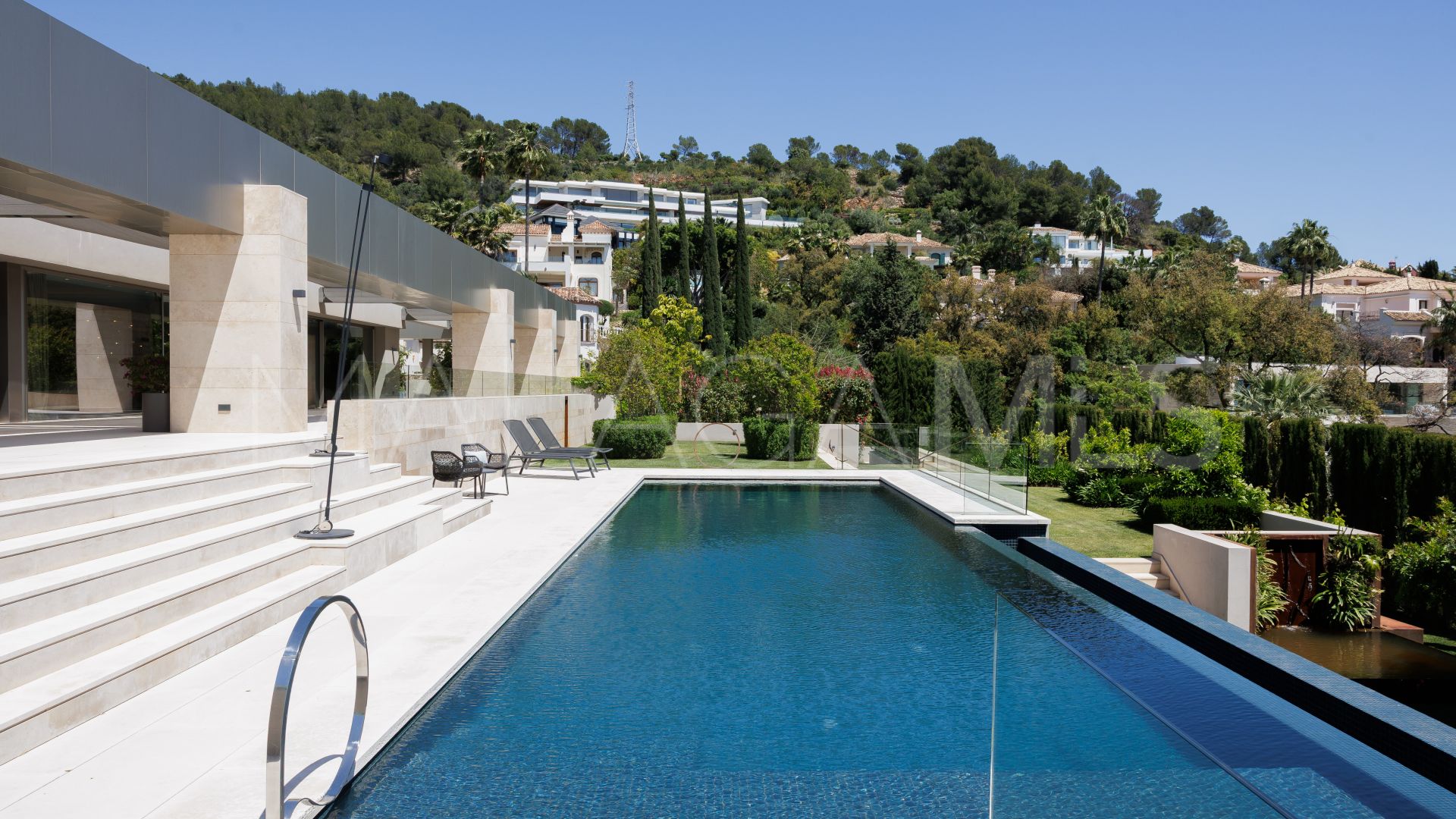 Villa for sale in Cascada de Camojan
