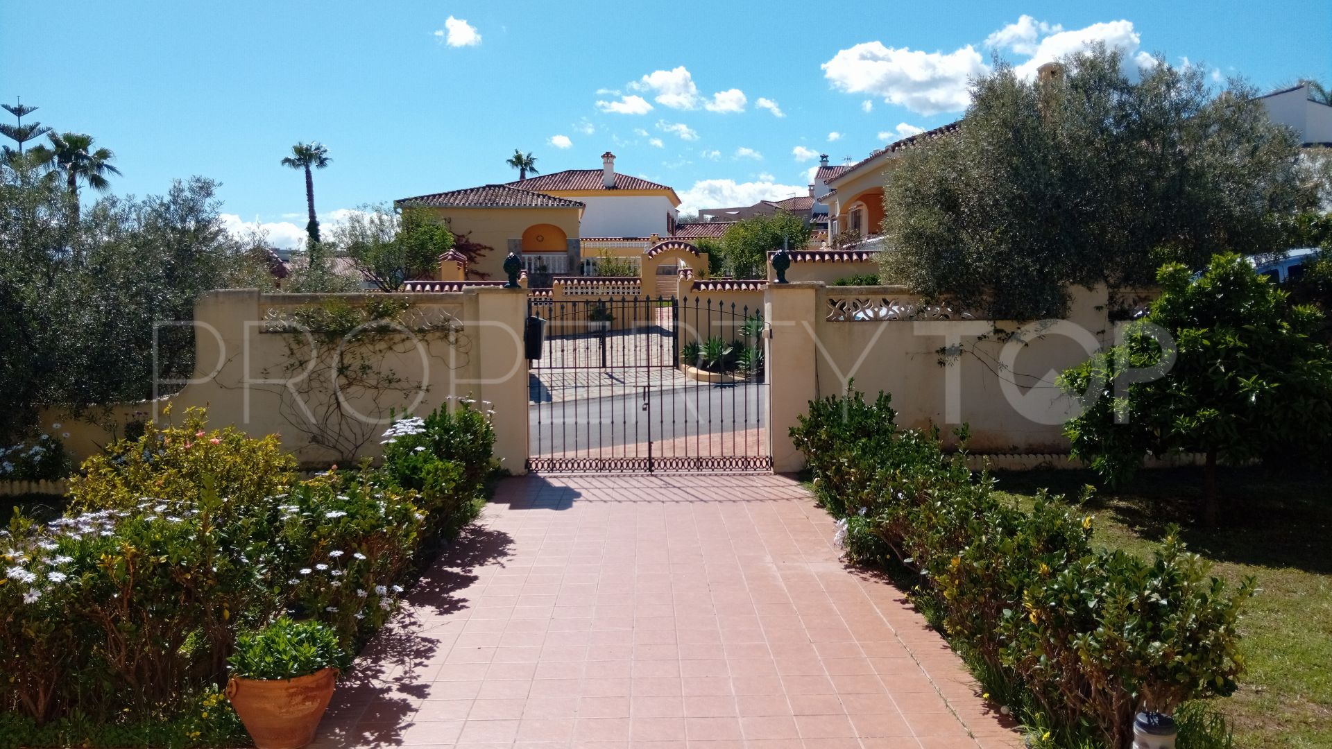 Villa for sale in Pueblo Nuevo de Guadiaro