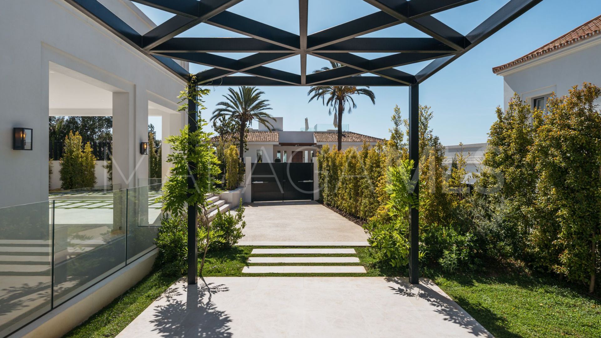 Villa for sale in Nueva Andalucia