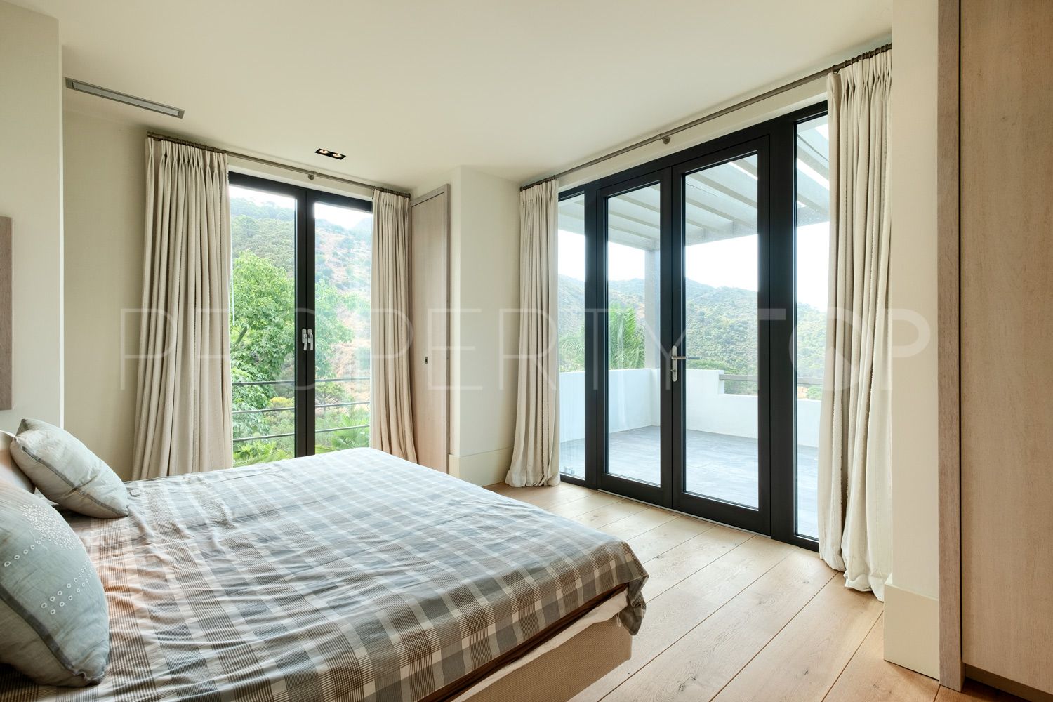 Buy villa in Benahavis with 4 bedrooms