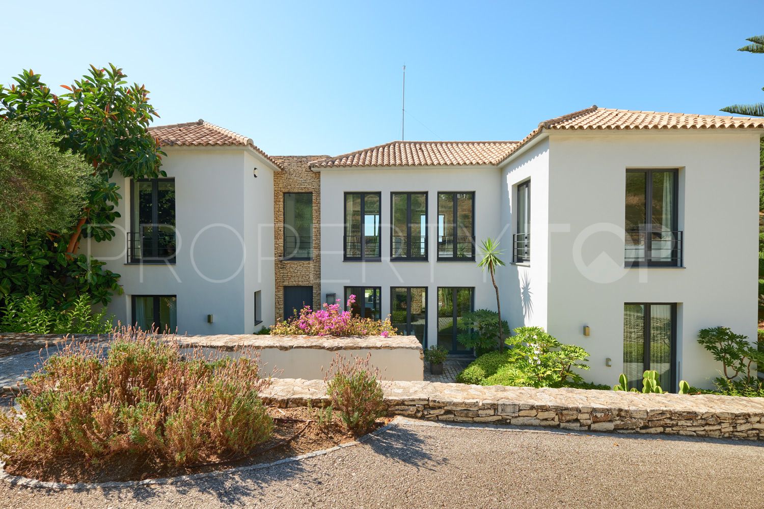 Buy villa in Benahavis with 4 bedrooms