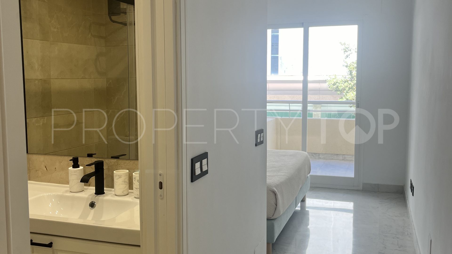 Buy apartment with 2 bedrooms in Marina Banus
