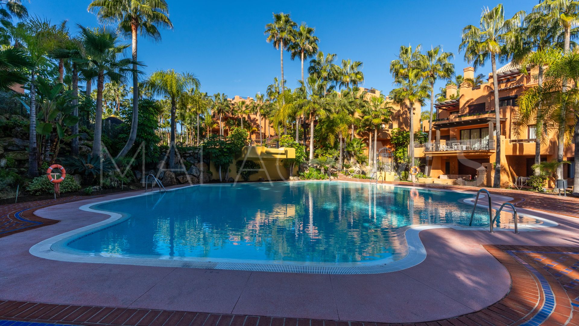Markplanslägenhet for sale in La Alzambra Hill Club