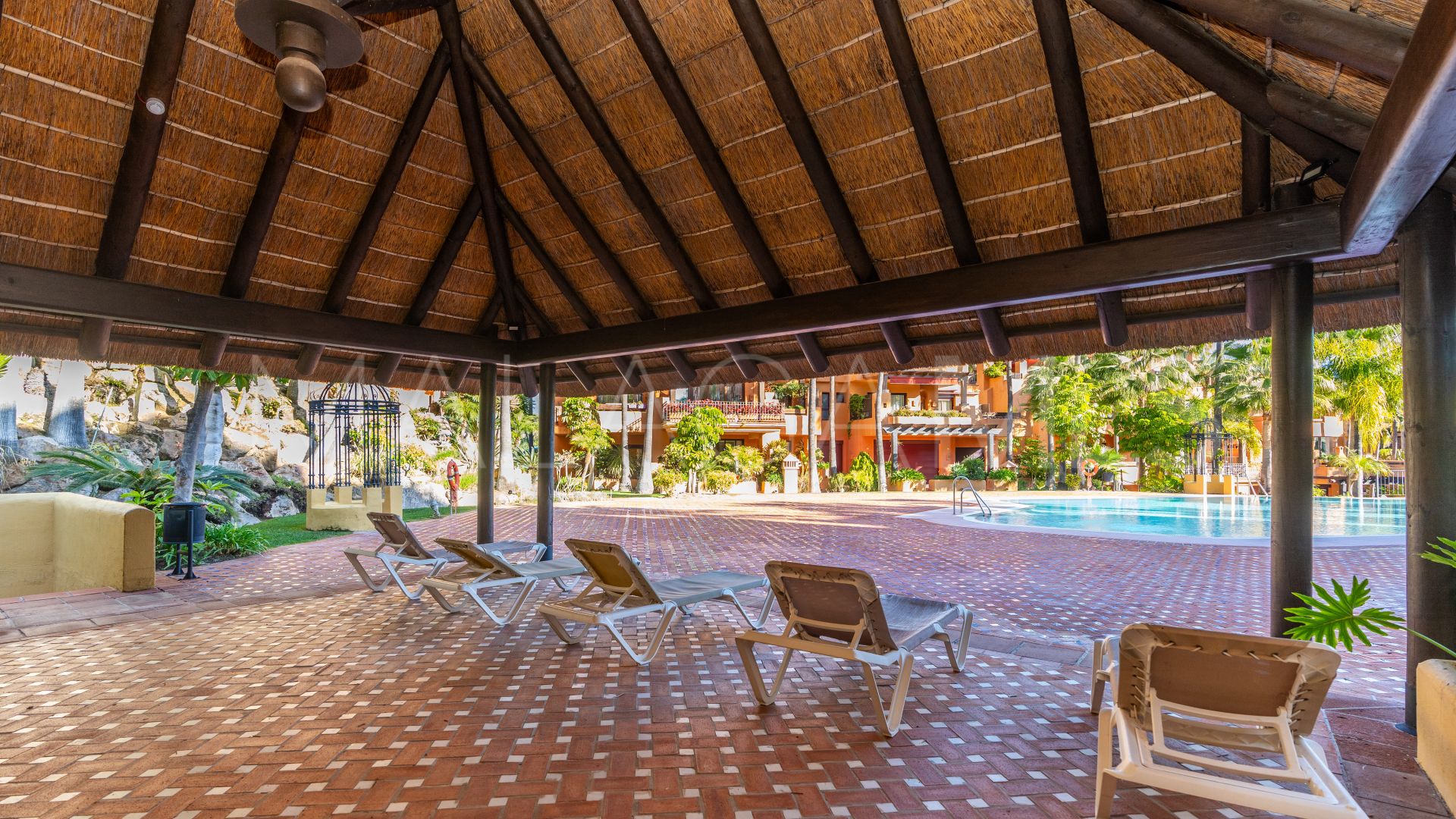 Markplanslägenhet for sale in La Alzambra Hill Club