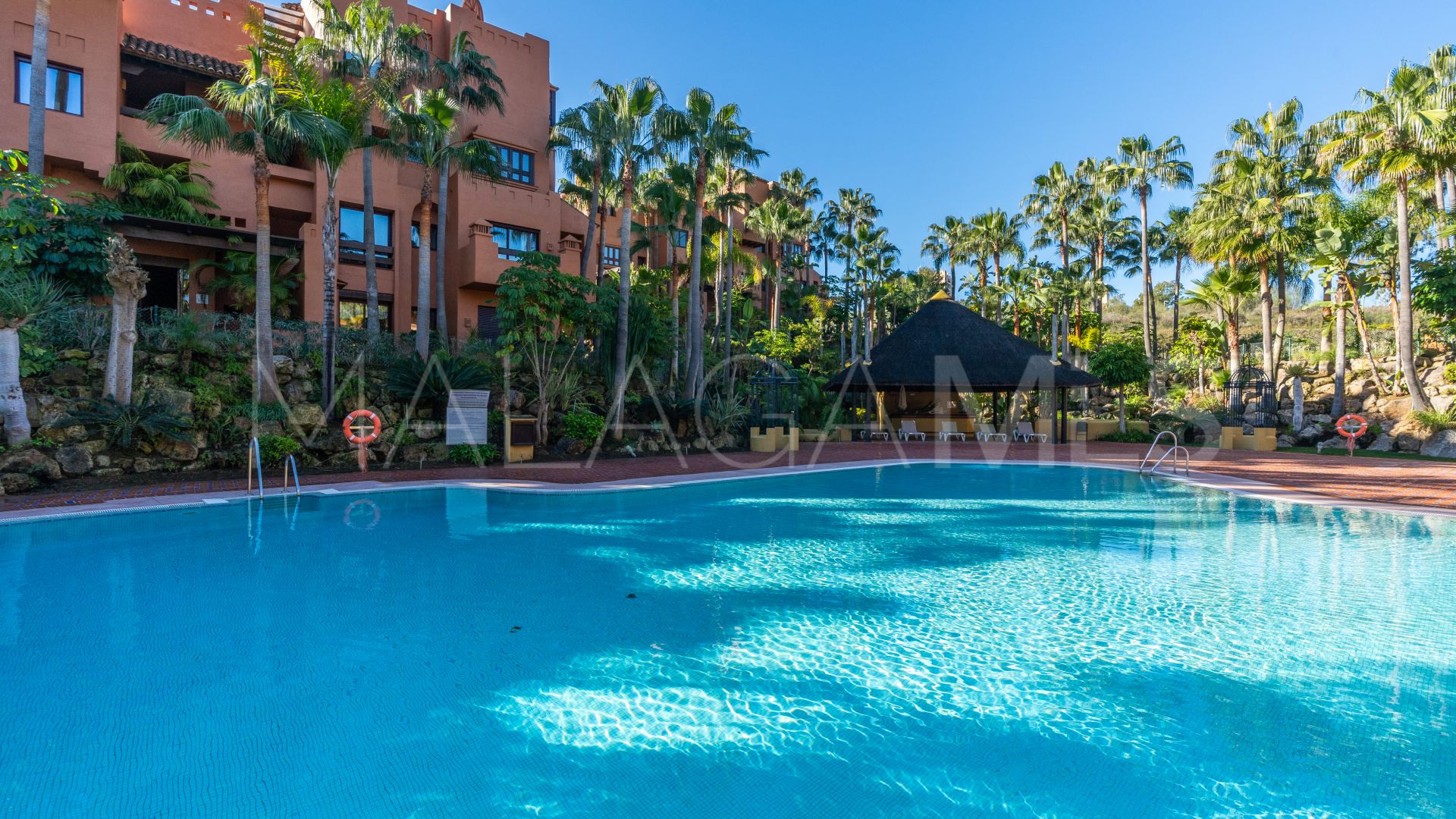 Markplanslägenhet for sale in La Alzambra Hill Club